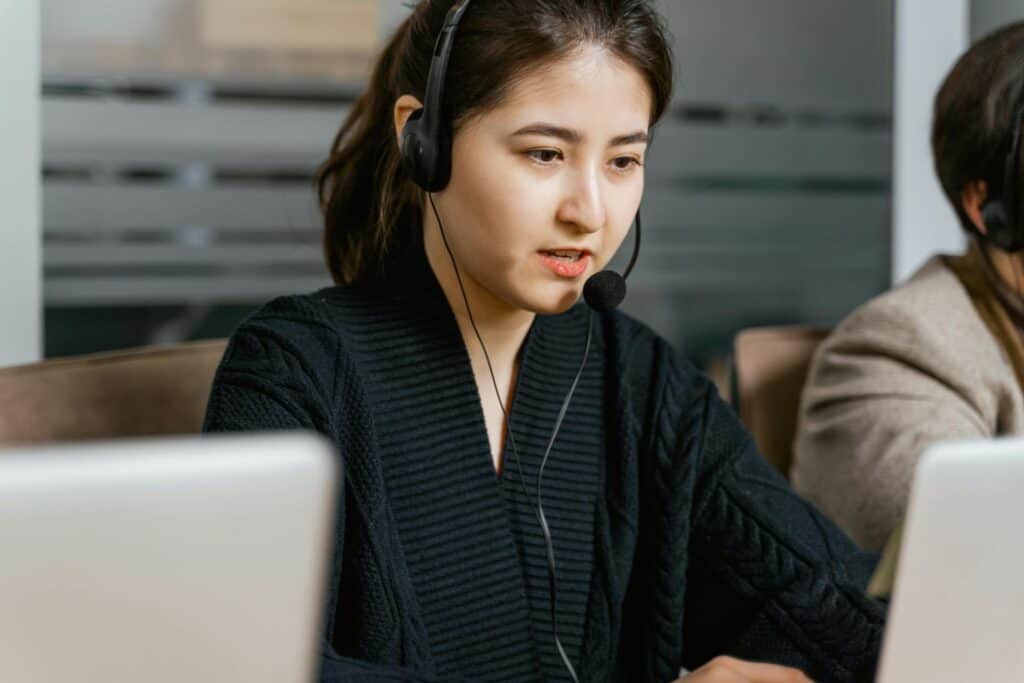 An image showing a customer service representative using automated customer support tools to efficiently handle customer queries and complaints, demonstrating how to automate customer support.